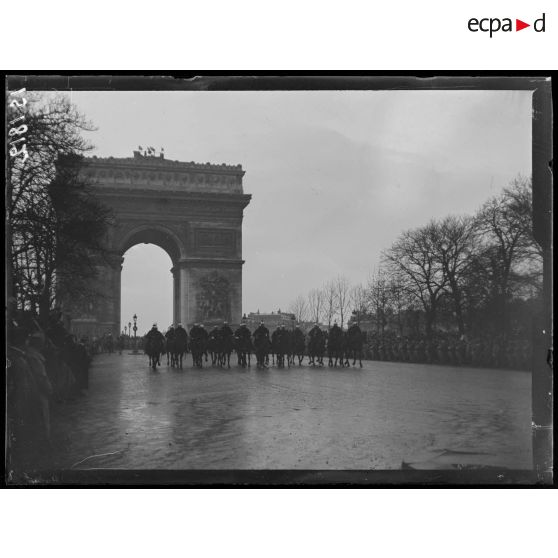 Paris. Visite de SM le roi d'Italie. Passage du cortège officiel avenue des Champs-Elysées. [légende d'origine]