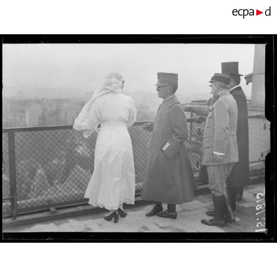 Paris. Visite de SM le roi d'Italie. Le roi regarde Paris de la terrasse de la VIlla Molière, avenue de Montmorency, transformé en hôpital. [légende d'origine]