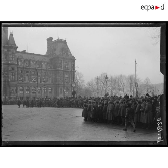 Paris. Visite de SM le roi d'Italie. Le roi quitte l'hôtel de ville. [légende d'origine]