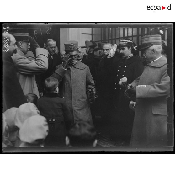 Paris. Visite de SM le roi d'Italie. Le roi quitte l'hôtel de ville. [légende d'origine]