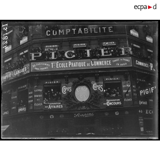 Paris. Visite de SM le roi d'Italie. Les élèves de l'école Pigier acclament le souverain. [légende d'origine]