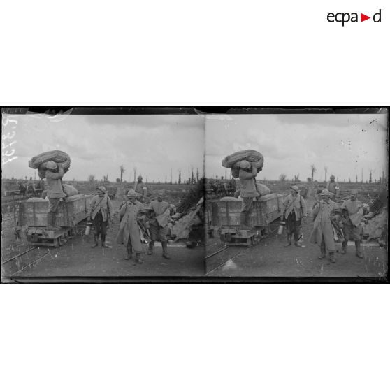 Lizerne (Belgique). Soldats déchargeant des wagonnets. [légende d'origine]