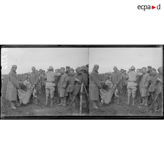 Haringhe (Belgique). Camp de prisonniers allemands. Distribution de vivres. [légende d'origine]