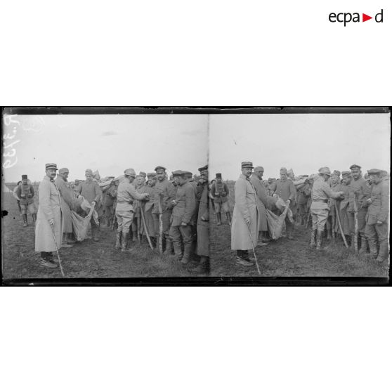 Haringhe (Belgique). Camp de prisonniers allemands. Distribution de vivres. [légende d'origine]