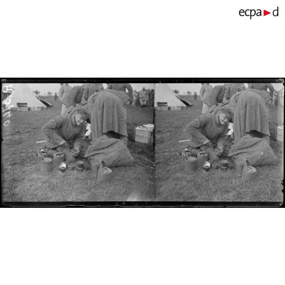 Haringhe (Belgique). Camp de prisonniers allemands. Distribution de vivres. [légende d'origine]