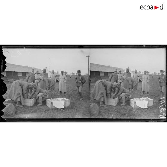 Haringhe (Belgique). Camp de prisonniers allemands. Distribution de vivres. [légende d'origine]