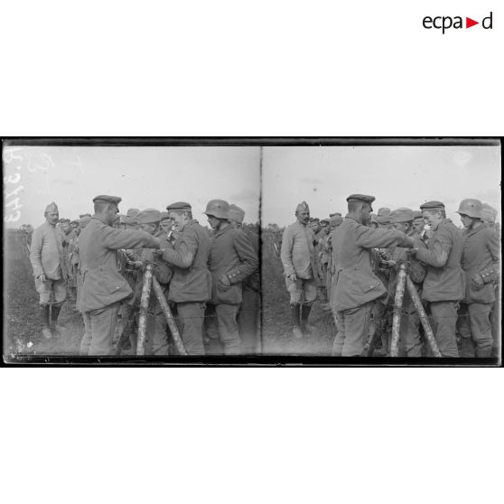 Haringhe (Belgique). Camp de prisonniers allemands. Distribution de vivres. Un feldwebel distribue les rations de singe. [légende d'origine]