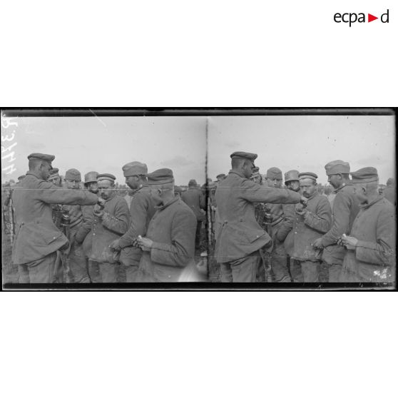 Haringhe (Belgique). Camp de prisonniers allemands. Distribution de rations de viande conservée. [légende d'origine]