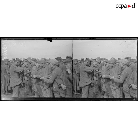 Haringhe (Belgique). Camp de prisonniers allemands. Distribution de vivres. [légende d'origine]