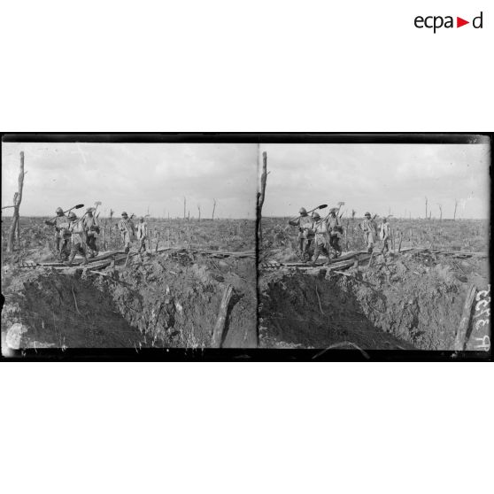 Près de Bikschoote (Belgique). Travailleurs se rendant aux tranchées sur la piste Dauvergne. [légende d'origine]