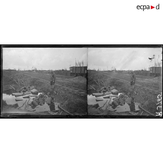 Lizerne (Belgique). Projectiles non éclatés (lancés par l'explosion d'un dépôt de munitions, au bord d'un trou d'obus, près de la gare de Lizerne). [légende d'origine]