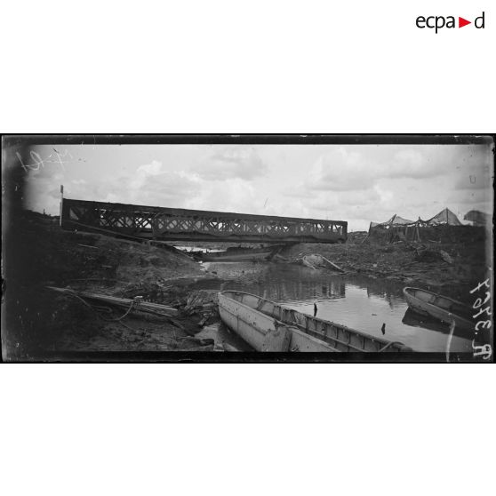 Streenstraat (Belgique). Le pont métallique J III lancé par le génie sur le canal de l'Yser. [légende d'origine]