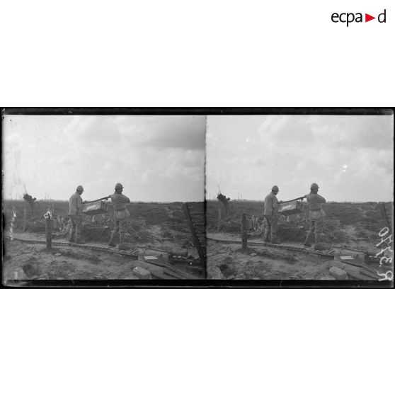 Près Bikschote (Belgique). Mitrailleurs transportant des caisses de cartouches de ravitaillement. [légende d'origine]