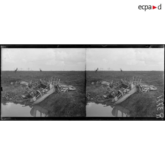 Près Bikschote (Belgique). Débris d'un avion français abattu au bord d'un trou d'obus. [légende d'origine]