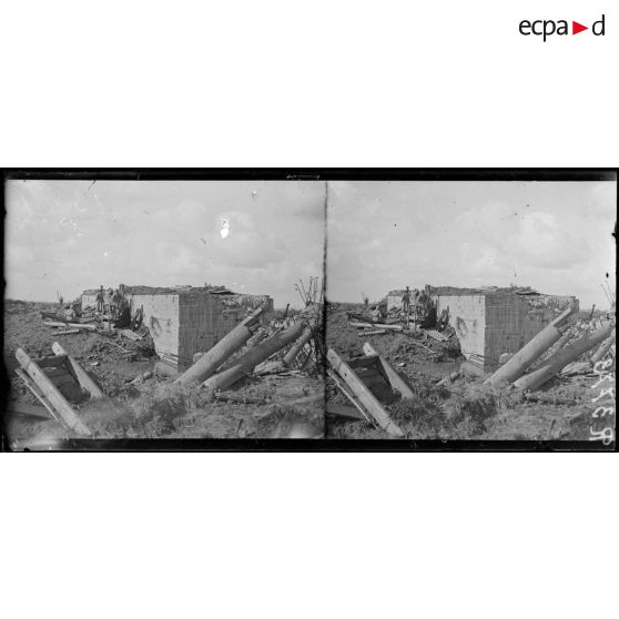 Près Bikschote (Belgique). Poste d'observation d'artillerie installé dans un abri bétonné allemand. [légende d'origine]