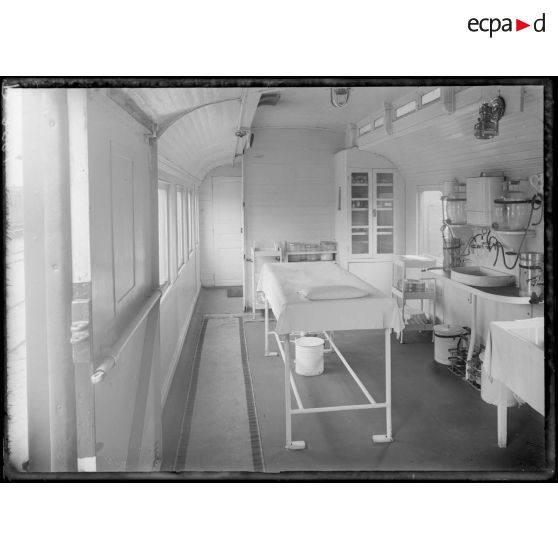 Train sanitaire américain n°1, la salle d'opération. [légende d'origine]