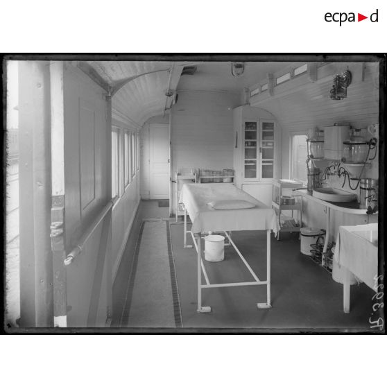 Train sanitaire américain n°1, la salle d'opération. [légende d'origine]