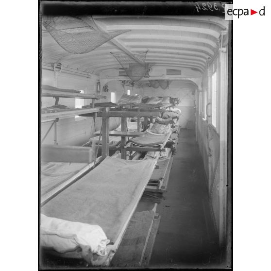 Train sanitaire américain n°1, wagon pour vingt-quatre blessés couchés. [légende d'origine]