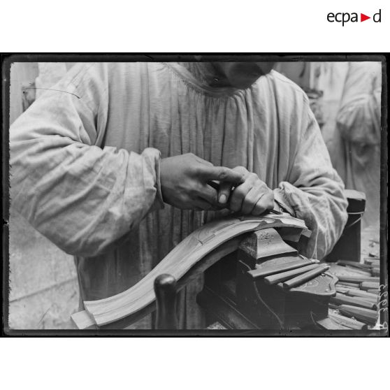 Paris. Rééducation des mutilés. La sculpture sur bois. Manoeuvre de la gouge de la main droite. [légende d'origine]