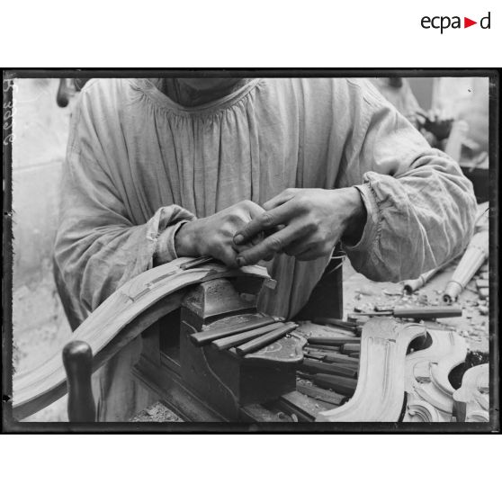 Paris. Rééducation des mutilés. La sculpture sur bois. Manoeuvre de la gouge de la main gauche. [légende d'origine]