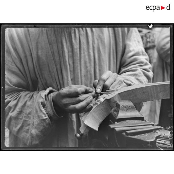 Paris. Rééducation des mutilés. La sculpture sur bois. Manoeuvre du riflori de la main droite. [légende d'origine]