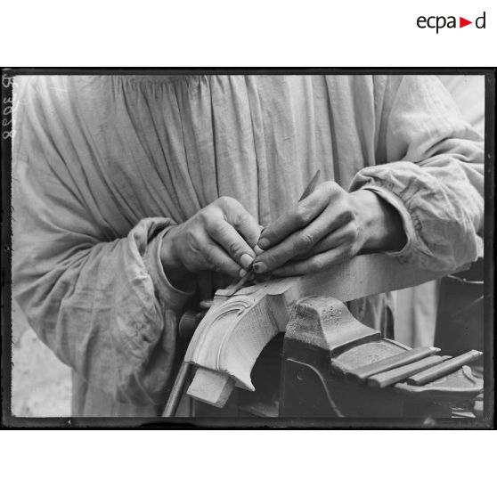 Paris. Rééducation des mutilés. La sculpture sur bois. Manoeuvre du riflori de la main gauche. [légende d'origine]
