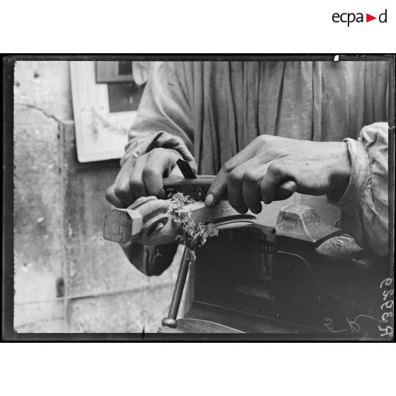 Paris. Rééducation des mutilés. La sculpture sur bois. Manoeuvre du tarabiscot de la main gauche. [légende d'origine]