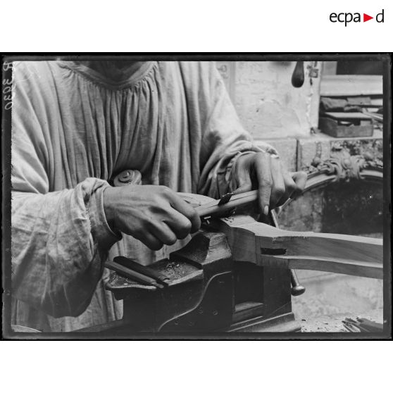Paris. Rééducation des mutilés. La sculpture sur bois. Manoeuvre du tarabiscot de la main droite. [légende d'origine]