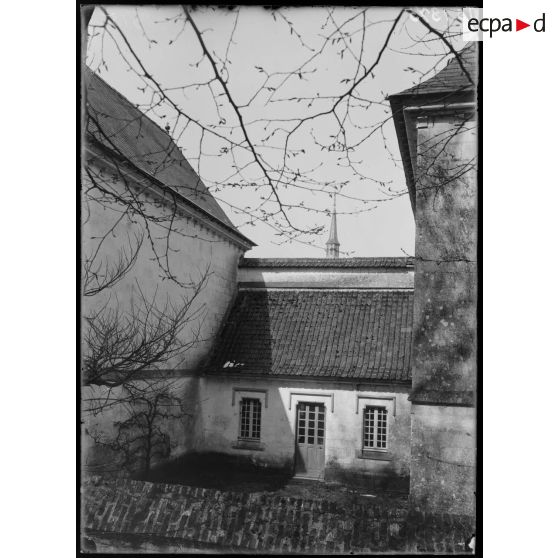 Chartreuse de Neuville, Pas de Calais. Hôpital civil Belge. La cour du cloître. [légende d'origine]