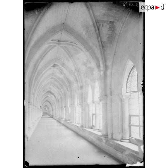 Chartreuse de Neuville, Pas de Calais. Hôpital civil Belge. Le Grand couloir. [légende d'origine]