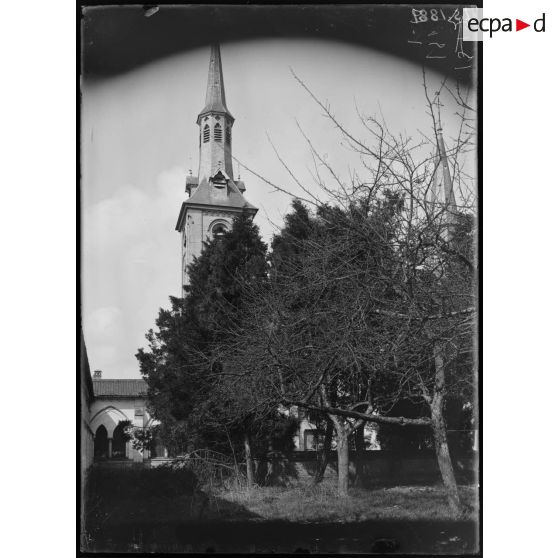 Chartreuse de Neuville, Pas de Calais. Hôpital civil Belge. Dans la cour du cloître. [légende d'origine]