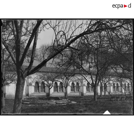 Chartreuse de Neuville, Pas de Calais. Hôpital civil Belge. La cour du cloitre. [légende d'origine]