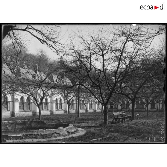 Chartreuse de Neuville, Pas de Calais. Hôpital civil Belge. La cour du cloitre. [légende d'origine]