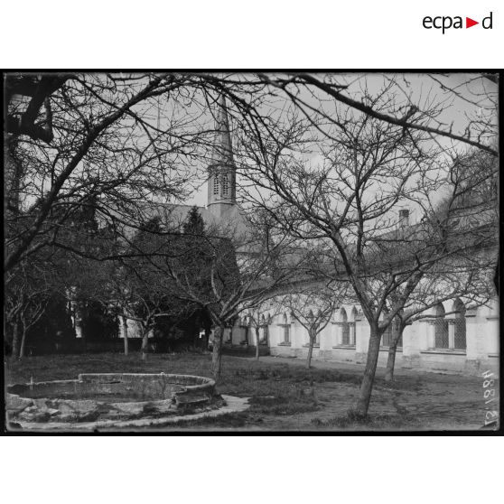 Chartreuse de Neuville, Pas de Calais. Hôpital civil Belge. La cour du cloitre. [légende d'origine]