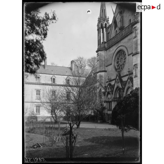 Chartreuse de Neuville, Pas de Calais. Hôpital civil Belge. La cour d'honneur. [légende d'origine]