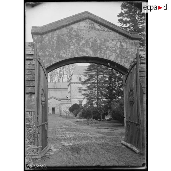 Chartreuse de Neuville, Pas de Calais. Hôpital civil Belge. La cour d'honneur. [légende d'origine]