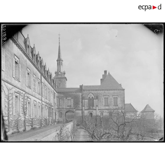 Chartreuse de Neuville, Pas de Calais. Hôpital civil Belge. Vue de la terrasse donnant sur les jardins. [légende d'origine]