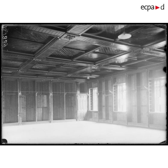 Chartreuse de Neuville, Pas de Calais. Hôpital civil Belge. La bibliothèque. [légende d'origine]