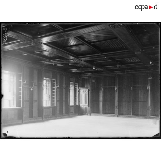 Chartreuse de Neuville, Pas de Calais. Hôpital civil Belge. La bibliothèque. [légende d'origine]