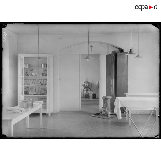 Chartreuse de Neuville, Pas de Calais. Hôpital civil Belge. La salle d'opérations. [légende d'origine]