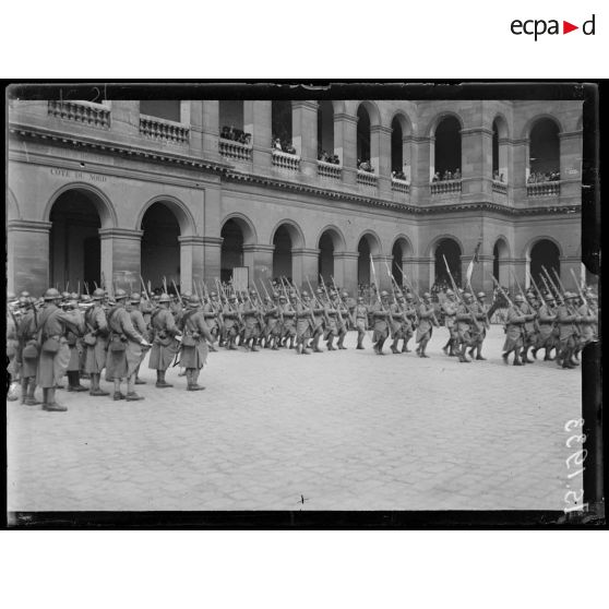 Paris, Invalides. Reception de l'amiral Beatty. Arrivée du 101e d'infanterie. [légende d'origine]
