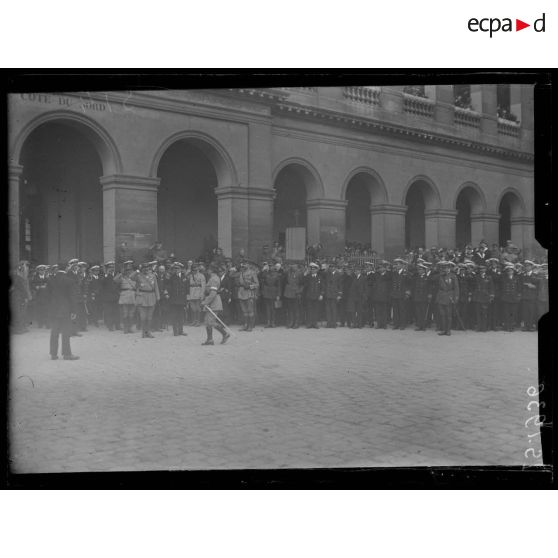 Paris, Invalides. Réception de l'amiral Beatty. Arrivée de l'amiral Beatty et du général Berdoulat. [légende d'origine]