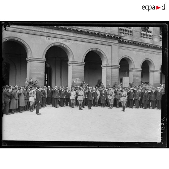 Paris, Invalides. Réception de l'amiral Beatty. La Marseillaise. [légende d'origine]