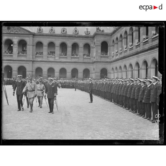Paris, Invalides. Réception de l'amiral Beatty. L'amiral passe en revue les marins anglais. [légende d'origine]