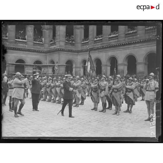 Paris, Invalides. Réception de l'amiral Beatty. L'amiral passe en revue le 101e de ligne. [légende d'origine]