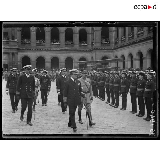 Paris, Invalides. Réception de l'amiral Beatty. L'amiral passe en revue les marins anglais. [légende d'origine]