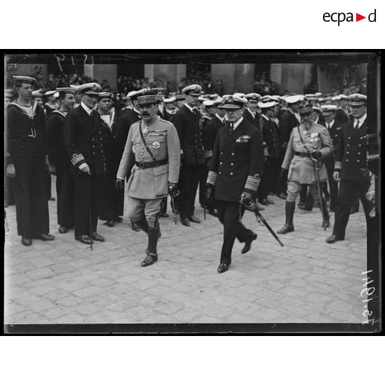 Paris, Invalides. Réception de l'amiral Beatty. L'amiral passe en revue les marins anglais. [légende d'origine]