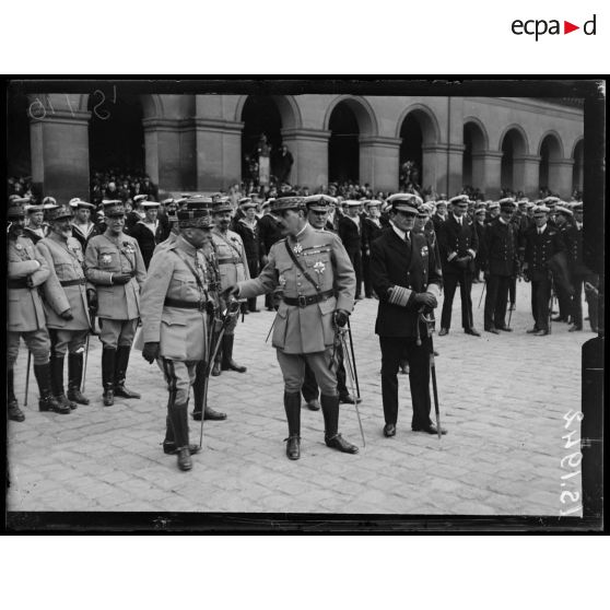 Paris, Invalides. L'amiral Beatty pendant le défilé. [légende d'origine]