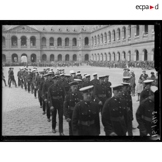Paris, Invalides. Réception de l'amiral Beatty. Les marins anglais entrent dans la chapelle de l'Empereur. [légende d'origine]