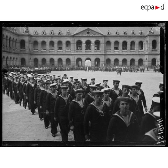 Paris, Invalides. Réception de l'amiral Beatty. Les marins anglais entrent dans la chapelle de l'Empereur. [légende d'origine]